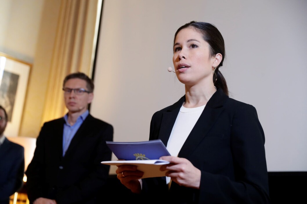 Byråd for miljø og samferdsel Lan Marie Berg og direktør for Energigjenvinningsetaten, Hans Petter Karlsen, under en pressekonferanse om undersøkelse av Energigjenvinningsetaten i Oslo kommune Foto: Berit Roald / NTB scanpix Byråd for miljø og samferdsel Lan Marie Berg og direktør for Energigjenvinningsetaten, Hans Petter Karlsen, under en pressekonferanse om undersøkelse av Energigjenvinningsetaten i Oslo kommune Foto: Berit Roald / NTB scanpix