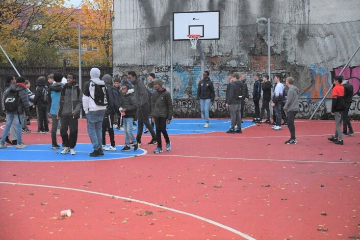 Den nye basketballbanen ved Jordal skole har allerede rukket å bli populær i nærmiljøet. Foto: Christian Boger Den nye basketballbanen ved Jordal skole har allerede rukket å bli populær i nærmiljøet. Foto: Christian Boger