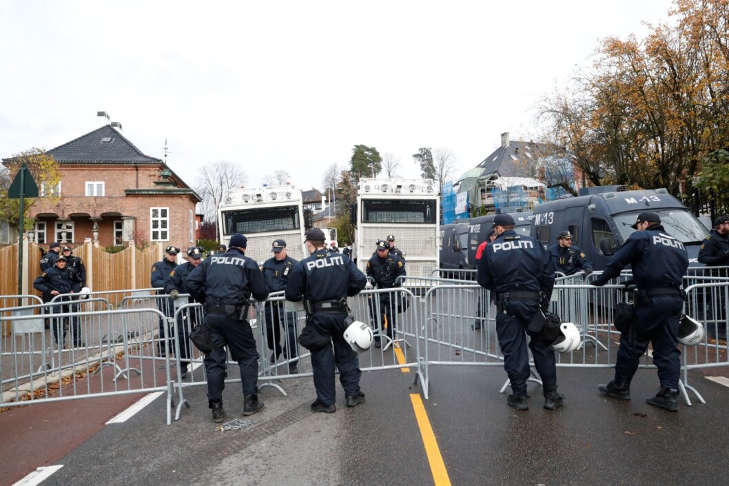 Det var store politistyrker på plass ved den tyrkiske ambassade i Halvdan Svartes gate på Frogner lørdag. Både tyrkere og kurdere har planlagt demonstrasjoner og politiet har stengt gaten ved ambassaden. Slåssingen kan ha en sammenheng med demonstrasjonene Foto: Terje Bendiksby/ NTB scanpix Det var store politistyrker på plass ved den tyrkiske ambassade i Halvdan Svartes gate på Frogner lørdag. Både tyrkere og kurdere har planlagt demonstrasjoner og politiet har stengt gaten ved ambassaden. Slåssingen kan ha en sammenheng med demonstrasjonene Foto: Terje Bendiksby/ NTB scanpix