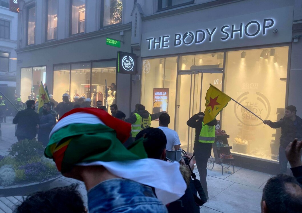 Demonstrasjonen ved den tyrkiske ambassaden lørdag forflytter seg i byen. Demonstranter tar seg inn i butikk på Karls Johans gt. Foto: Lars Bryhn Nyland / NTB scanpix Demonstrasjonen ved den tyrkiske ambassaden lørdag forflytter seg i byen. Demonstranter tar seg inn i butikk på Karls Johans gt. Foto: Lars Bryhn Nyland / NTB scanpix