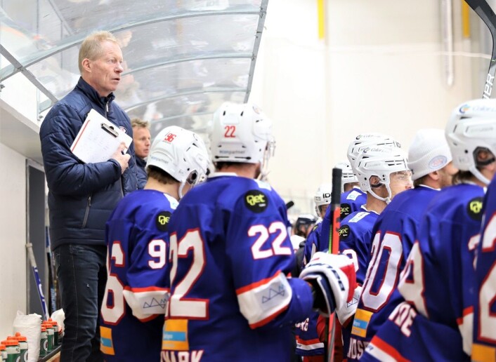 Hva Roy og Espen (bak) sa til gutta i første pause vites ikke, men det virket! Foto: André Kjernsli Hva Roy og Espen (bak) sa til gutta i første pause vites ikke, men det virket! Foto: André Kjernsli