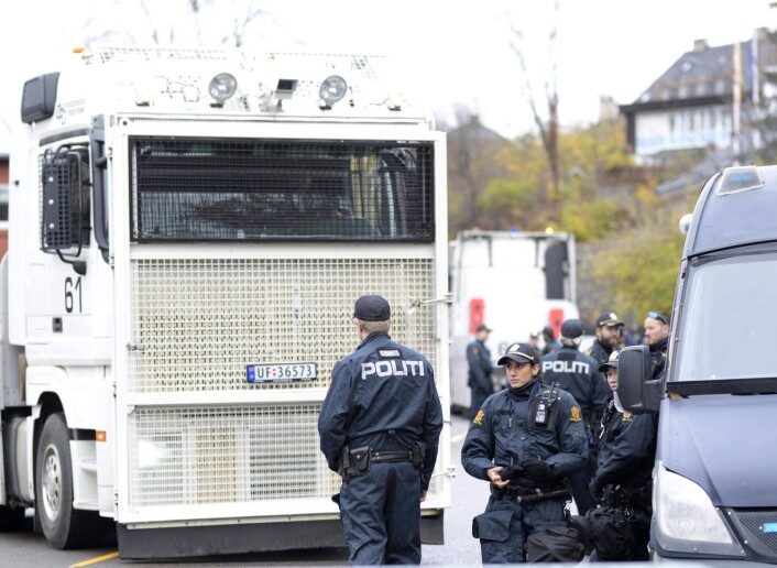 Politiet sterkt til stede under demonstrasjonen ved den tyrkiske ambassaden lørdag. Foto: Lars Bryhn Nyland / NTB scanpix Politiet sterkt til stede under demonstrasjonen ved den tyrkiske ambassaden lørdag. Foto: Lars Bryhn Nyland / NTB scanpix
