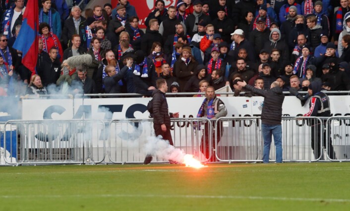Bluss på banen og kampen ble stoppet. Lillestrøm møter hjemme på Åråsen lørdag. Foto: Terje Bendiksby / NTB scanpix Bluss på banen og kampen ble stoppet. Lillestrøm møter hjemme på Åråsen lørdag. Foto: Terje Bendiksby / NTB scanpix