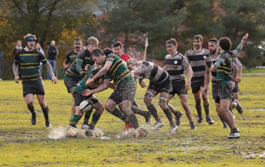 Knallhard kamp og gjørmete forhold under dagens Norgesmester-finale på Voldsløkka. Sagene i sort-hvitt. Foto: Arvid Sivertsen Knallhard kamp og gjørmete forhold under dagens Norgesmester-finale på Voldsløkka. Sagene i sort-hvitt. Foto: Arvid Sivertsen