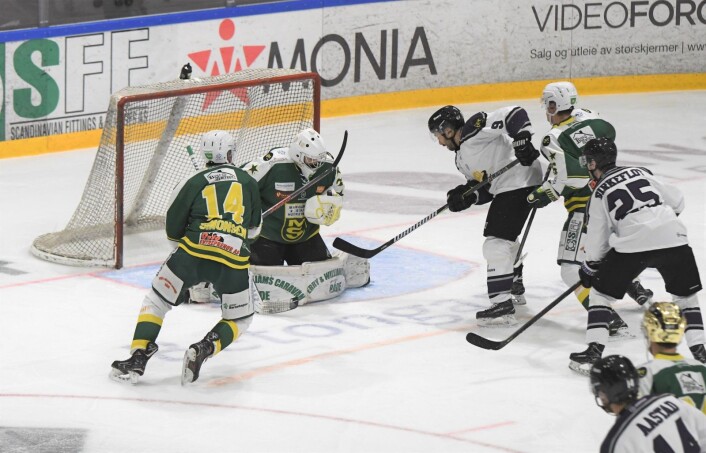 Fansen var storfornøyd med hjemmeseieren mot MS i dag. Neste kamp blir tøffere, da mot Sparta Sarpsborg. Foto: Christian Boger Fansen var storfornøyd med hjemmeseieren mot MS i dag. Neste kamp blir tøffere, da mot Sparta Sarpsborg. Foto: Christian Boger
