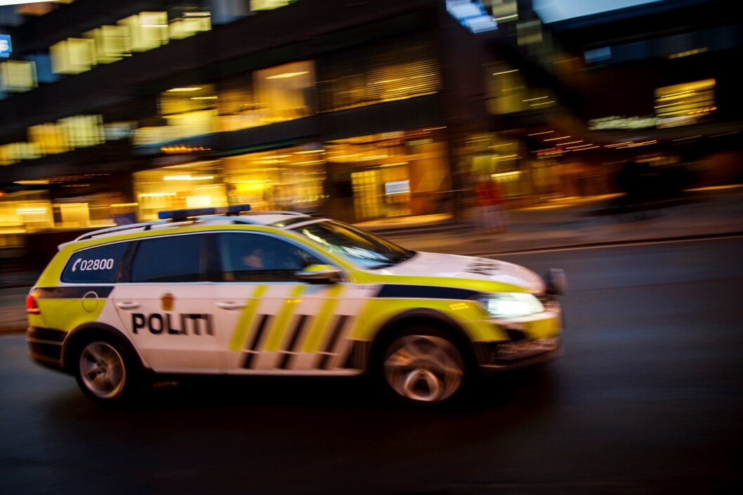Politipatruljen stanset en bil med fem personer i. Inne i bilen lå den stjålne jakken og alle i bilen ble pågrepet for ran. Foto: Heiko Junge / NTB scanpix Politipatruljen stanset en bil med fem personer i. Inne i bilen lå den stjålne jakken og alle i bilen ble pågrepet for ran. Foto: Heiko Junge / NTB scanpix