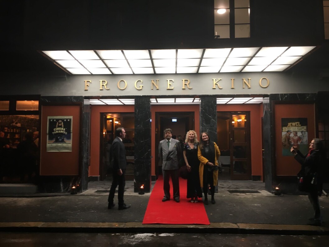 Innehaver Jan Vardøen, daglig leder Tove Kampestuen og Ebba Køber utenfor kinoen på åpningsfesten. Foto: Audun Engh Innehaver Jan Vardøen, daglig leder Tove Kampestuen og Ebba Køber utenfor kinoen på åpningsfesten. Foto: Audun Engh