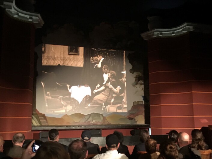 Gammel stumfilm vises på lerretet som er malt på endeveggen. Restaurering av veggmaleriet fra 1926, som delvis var bevart.<br />Foto: Audun Engh Gammel stumfilm vises på lerretet som er malt på endeveggen. Restaurering av veggmaleriet fra 1926, som delvis var bevart.<br />Foto: Audun Engh