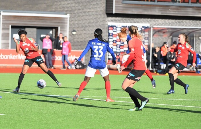 Stine Ballisager Pedersen i blått (delvis skjult) hamrer inn Vålerengas utligning. Foto: Christian Boger Stine Ballisager Pedersen i blått (delvis skjult) hamrer inn Vålerengas utligning. Foto: Christian Boger