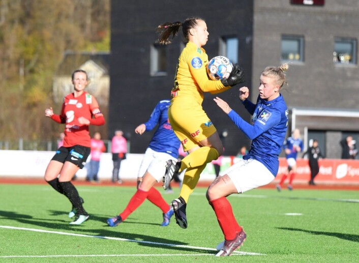 Første omgang var en tam affære fra oslojentene. Her er Marie Dølvik Markussen farlig frampå Foto: Christian Boger Første omgang var en tam affære fra oslojentene. Her er Marie Dølvik Markussen farlig frampå Foto: Christian Boger