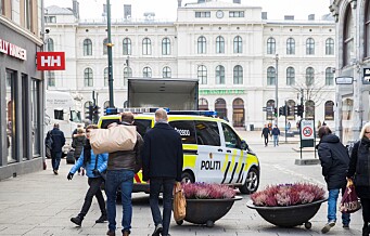 Mann pågrepet på Karl Johan med eksplosiver i sekken og falskt politiskilt