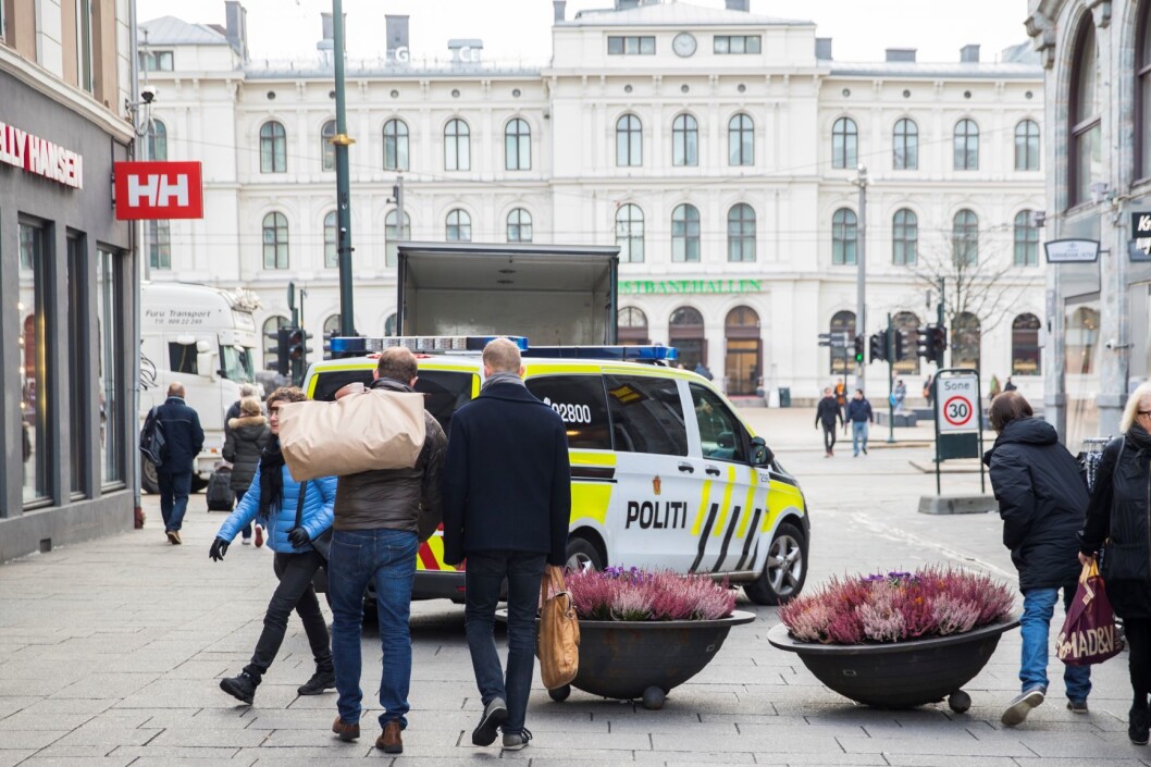 Mannen ble arrestert i Karl Johans gate med et falskt politiskilt rundt halsen og eksplosiver i sekken. Illustrsasjonsfoto: Håkon Mosvold Larsen / NTB scanpix Mannen ble arrestert i Karl Johans gate med et falskt politiskilt rundt halsen og eksplosiver i sekken. Illustrsasjonsfoto: Håkon Mosvold Larsen / NTB scanpix