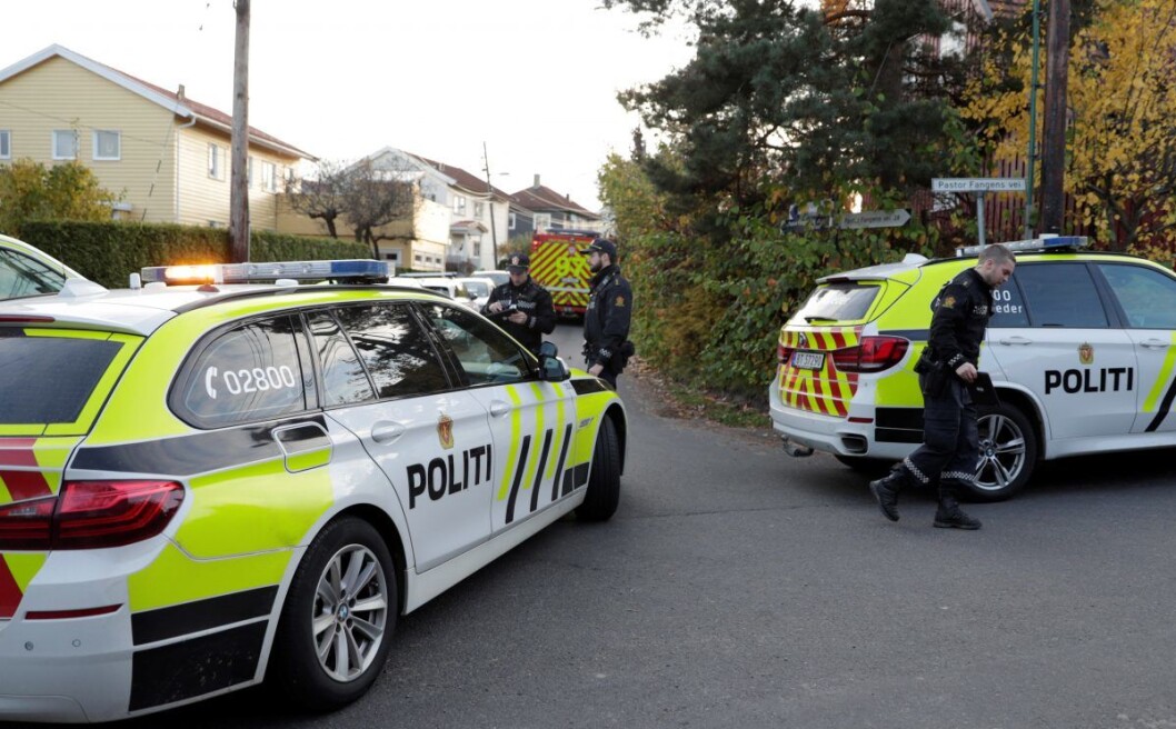 � Bombegruppen har nå undersøkt gjenstanden i bilen. Den er definert til ikke å være farlig, opplyser politiet. Foto: Stian Lysberg Solum / NTB scanpix � Bombegruppen har nå undersøkt gjenstanden i bilen. Den er definert til ikke å være farlig, opplyser politiet. Foto: Stian Lysberg Solum / NTB scanpix