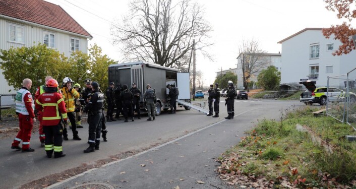 Bombegruppa på plass etter at forbipasserende varslet politiet om en mistenkelig gjenstand i en parkert bil i Pastor Fangens vei. Foto: Stian Lysberg Solum / NTB scanpix Bombegruppa på plass etter at forbipasserende varslet politiet om en mistenkelig gjenstand i en parkert bil i Pastor Fangens vei. Foto: Stian Lysberg Solum / NTB scanpix