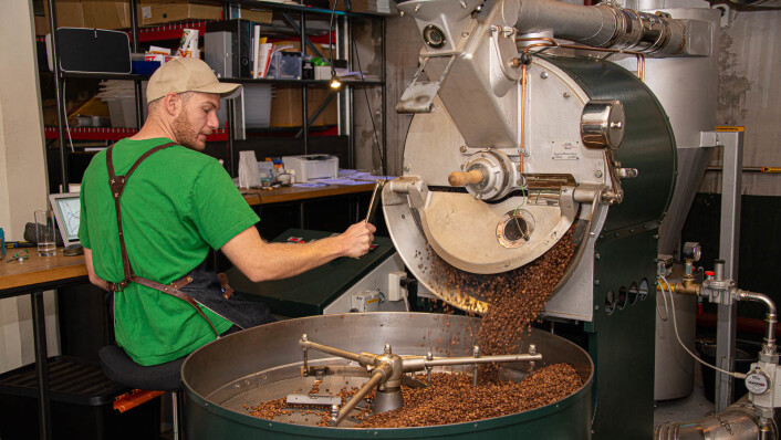 Ali Can Pandul har full kontroll på produksjonen hos Fuglen Coffee Roasters i Gamlebyen. Totalt finnes Fuglen på fem steder i Oslo og Tokyo. Foto: Hilde Kari Nylund Ali Can Pandul har full kontroll på produksjonen hos Fuglen Coffee Roasters i Gamlebyen. Totalt finnes Fuglen på fem steder i Oslo og Tokyo. Foto: Hilde Kari Nylund