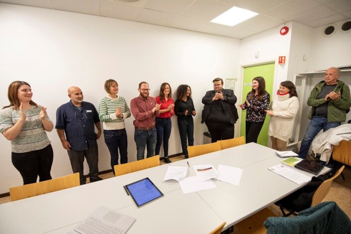 Rødgrønne samarbeidspartier i bydel Sagene gir seg selv en applaus etter å ha blitt enige om både politikk og valgteknisk samarbeid de neste fire årene. Foto: Olav Helland Rødgrønne samarbeidspartier i bydel Sagene gir seg selv en applaus etter å ha blitt enige om både politikk og valgteknisk samarbeid de neste fire årene. Foto: Olav Helland
