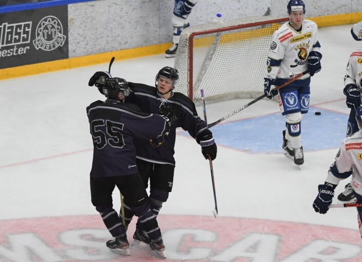 Til sutt skulle det bli en scoring for hjemmelaget. Her jubler Marius Carho Hansen (55) og lagkameratene for 1-3-scoringen. Foto: Christian Boger Til sutt skulle det bli en scoring for hjemmelaget. Her jubler Marius Carho Hansen (55) og lagkameratene for 1-3-scoringen. Foto: Christian Boger