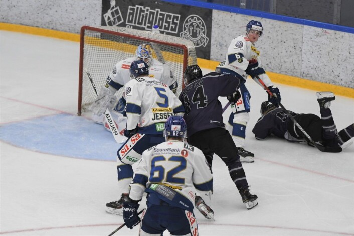 Stadig var det farlig foran Sparta-målet. Her er det Rolf Thomas Aarstad som stoppes av keeper Sander Berg. Foto: Christian Boger Stadig var det farlig foran Sparta-målet. Her er det Rolf Thomas Aarstad som stoppes av keeper Sander Berg. Foto: Christian Boger