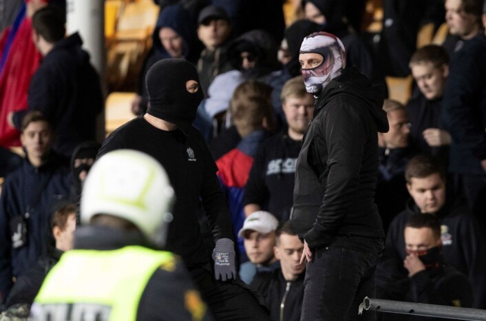 Maskerte menn foran VIFs supportere før bortekampen mot LSK. Nå opplyser politiet på Romerike at flere er identifisert, og at det kan bli flere pågripelser. Foto: Terje Bendiksby / NTB scanpix Maskerte menn foran VIFs supportere før bortekampen mot LSK. Nå opplyser politiet på Romerike at flere er identifisert, og at det kan bli flere pågripelser. Foto: Terje Bendiksby / NTB scanpix