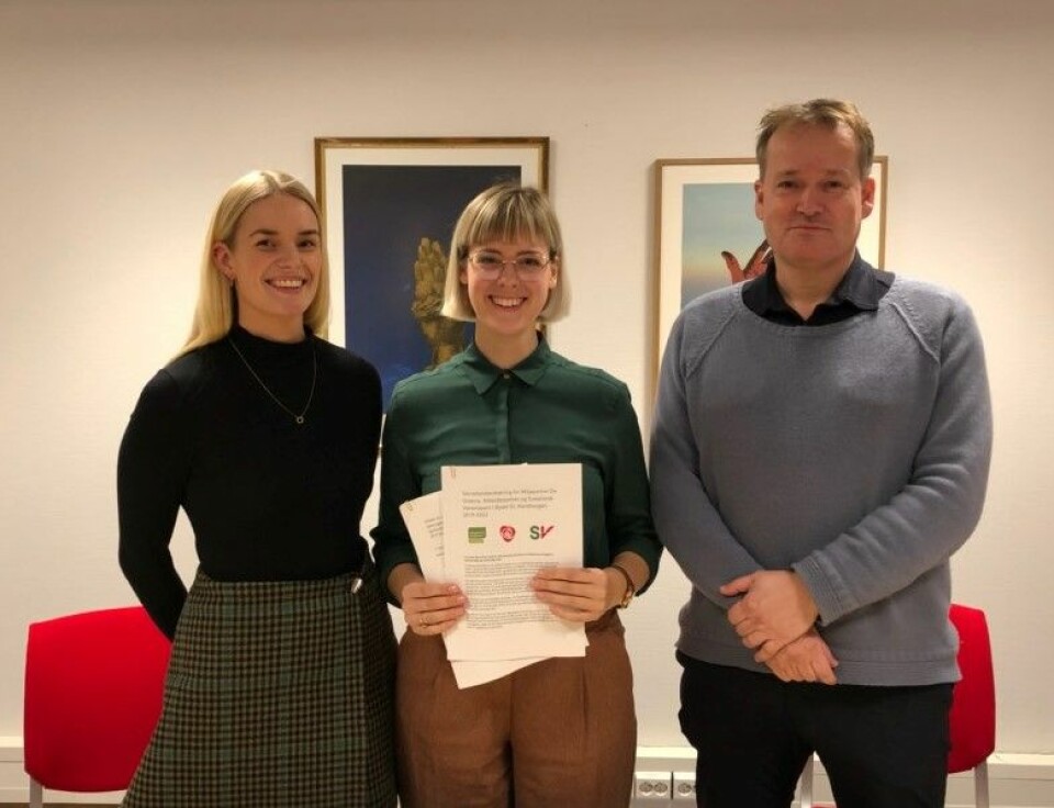 Fra venstre; Nina Zimmer (SV), Ingrid R. Fjellberg (MDG) og Gudmund Brede (Ap) med samarbeidserklæringen de tre partiene er enige om i St. Hanshaugen bydelsutvalg. Foto: Bydel St. Hanshaugen