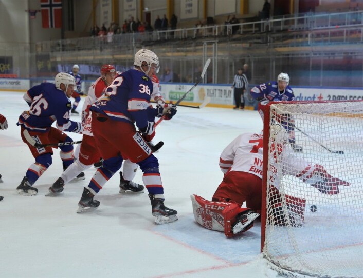 Andreas Stene rekker ikke å pirke inn pucken bak Stjernens målvakt. Foto: André Kjernsli Andreas Stene rekker ikke å pirke inn pucken bak Stjernens målvakt. Foto: André Kjernsli