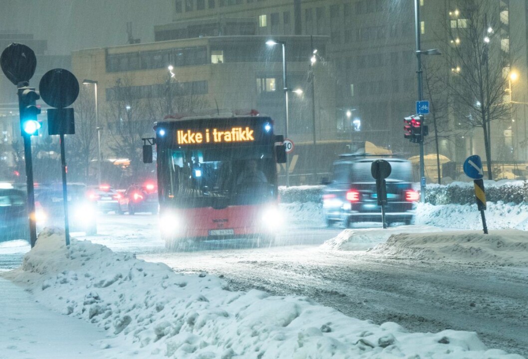 Det er reisegarantien til Ruter som dekker drosjeregninger på inntil 550 kroner dersom man blir mer enn 20 minutter forsinket på grunn av forsinkelser, innstillinger eller andre ikke-planlagte avvik. Foto: Stian Lysberg Solum / NTB scanpix Det er reisegarantien til Ruter som dekker drosjeregninger på inntil 550 kroner dersom man blir mer enn 20 minutter forsinket på grunn av forsinkelser, innstillinger eller andre ikke-planlagte avvik. Foto: Stian Lysberg Solum / NTB scanpix