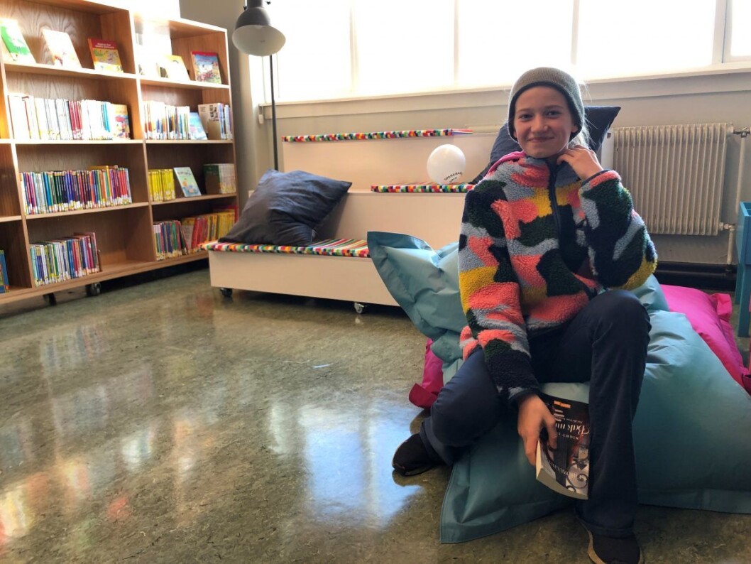 Eva Holzweiler Røe 7A finner sin bok på det nye biblioteket. Foto: Mona K. Døvik Eva Holzweiler Røe 7A finner sin bok på det nye biblioteket. Foto: Mona K. Døvik