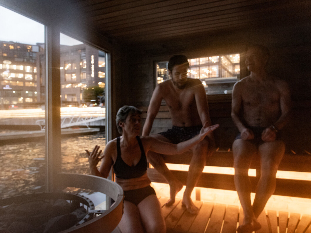 Det er fortsatt mørkt ute når Kari Hirth, Christian Hansson og Magnus Lorentzen tar fjordbadet og stuper inn i badstuen. Foto: Bjørnar Morønning Det er fortsatt mørkt ute når Kari Hirth, Christian Hansson og Magnus Lorentzen tar fjordbadet og stuper inn i badstuen. Foto: Bjørnar Morønning