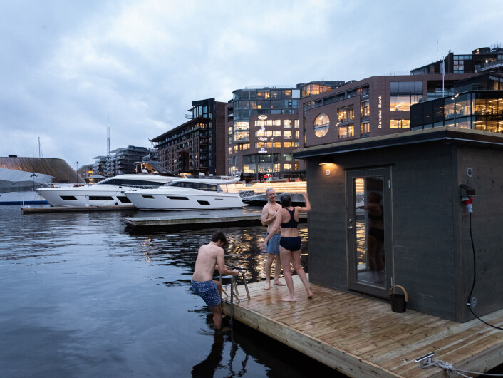 – Badstuene skaper liv i området. Spesielt når vi går mot høsten og det blir mørkt og kaldt, sier Christian Hansson. Foto: Bjørnar Morønning – Badstuene skaper liv i området. Spesielt når vi går mot høsten og det blir mørkt og kaldt, sier Christian Hansson. Foto: Bjørnar Morønning