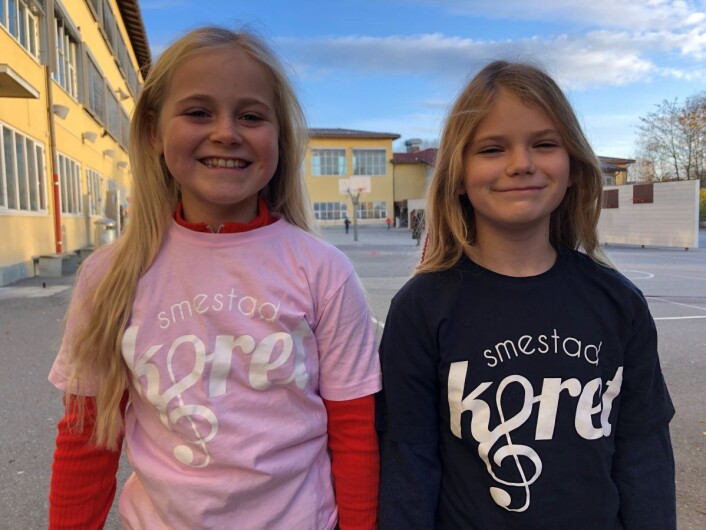 Lilly Vagle Leknessund og Leona Aurdal Fossen, 4B og 4C er med i skolekoret. Foto: Mona K. Døvik Lilly Vagle Leknessund og Leona Aurdal Fossen, 4B og 4C er med i skolekoret. Foto: Mona K. Døvik