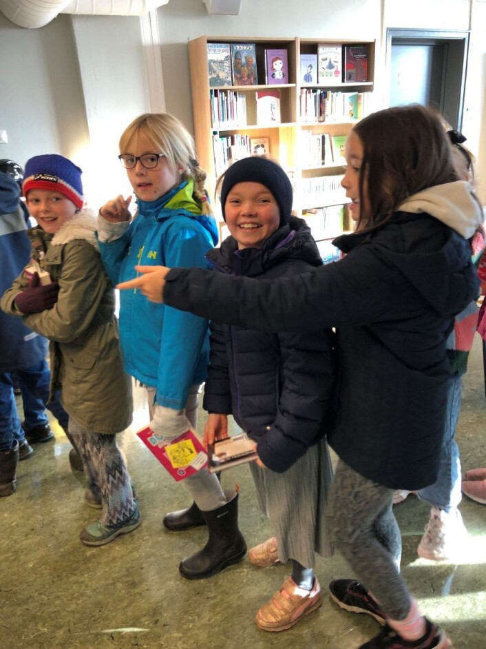 Jenny Horgen Hinze, Hermine Wegner Andersen, Lykke Helene Dolve og Nina Skryseth får ta den første titten på biblioteket. Foto: Mona K. Døvik Jenny Horgen Hinze, Hermine Wegner Andersen, Lykke Helene Dolve og Nina Skryseth får ta den første titten på biblioteket. Foto: Mona K. Døvik
