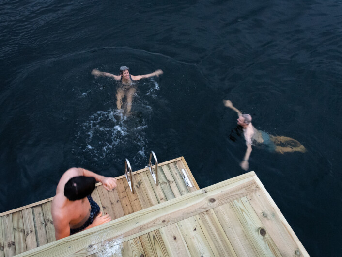 – Badstuer gjør at terskelen blir lavere for folk som vanligvis ikke isbader. Isbading er jo et sunt tiltak, sier Kari Hirth. Foto: Bjørnar Morønning – Badstuer gjør at terskelen blir lavere for folk som vanligvis ikke isbader. Isbading er jo et sunt tiltak, sier Kari Hirth. Foto: Bjørnar Morønning