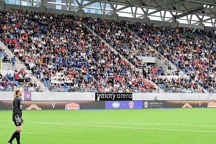 I sommer satte Vålerenga rekord for antall publikummere på en damekamp i privat regi. 7124 møtte opp til oppgjøret mot Manchester United. Foto: Christian Boger I sommer satte Vålerenga rekord for antall publikummere på en damekamp i privat regi. 7124 møtte opp til oppgjøret mot Manchester United. Foto: Christian Boger