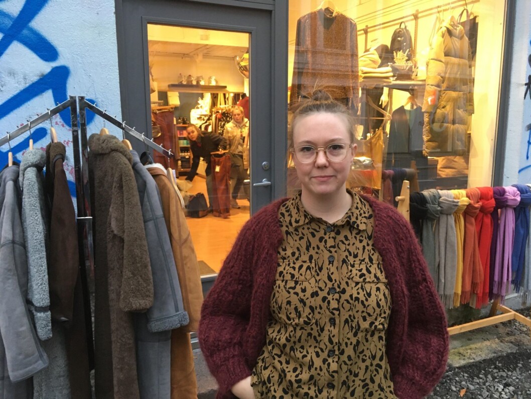 Butikkinnehaver Anja Holmgren er rasende over halvarrogante måte hun blir håndtert av bymiljøetaten. Foto: Jan Robert Johnsen Butikkinnehaver Anja Holmgren er rasende over halvarrogante måte hun blir håndtert av bymiljøetaten. Foto: Jan Robert Johnsen
