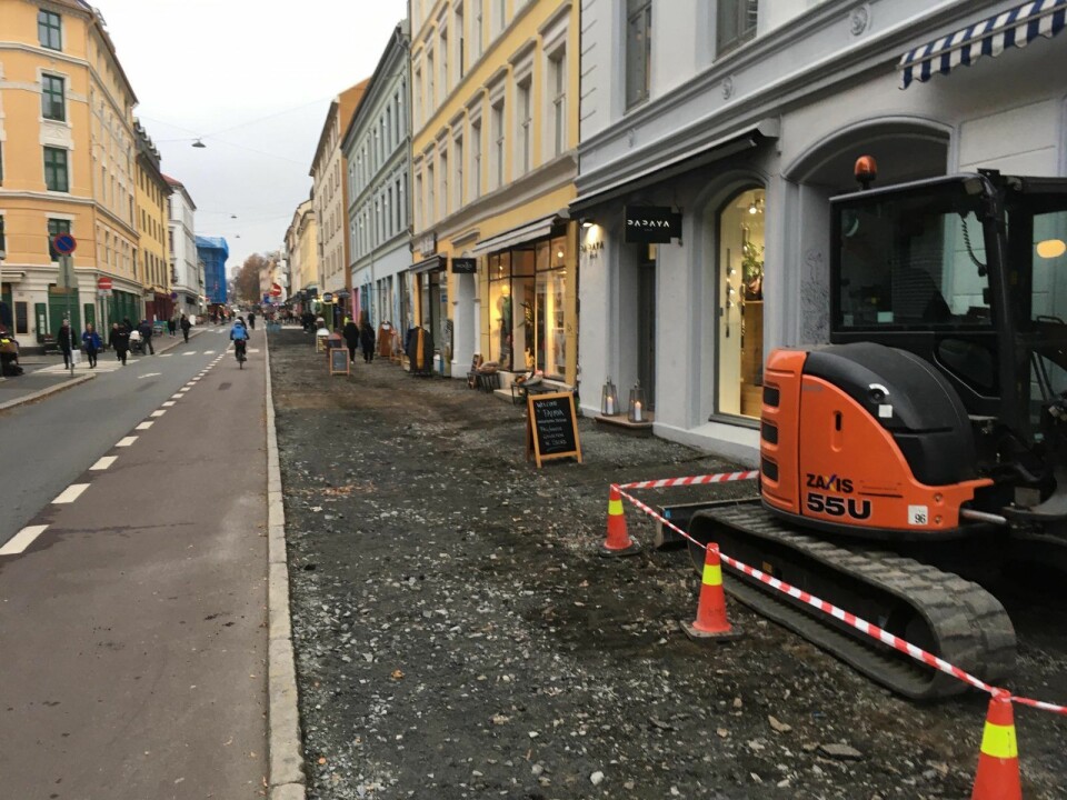 Fortauet i Markveien, mellom Leifallsgate og Korsgata er gravd opp og ny asfalt skal legges. Men butikkene fikk ingen beskjed. Foto: Jan Robert Johnsen