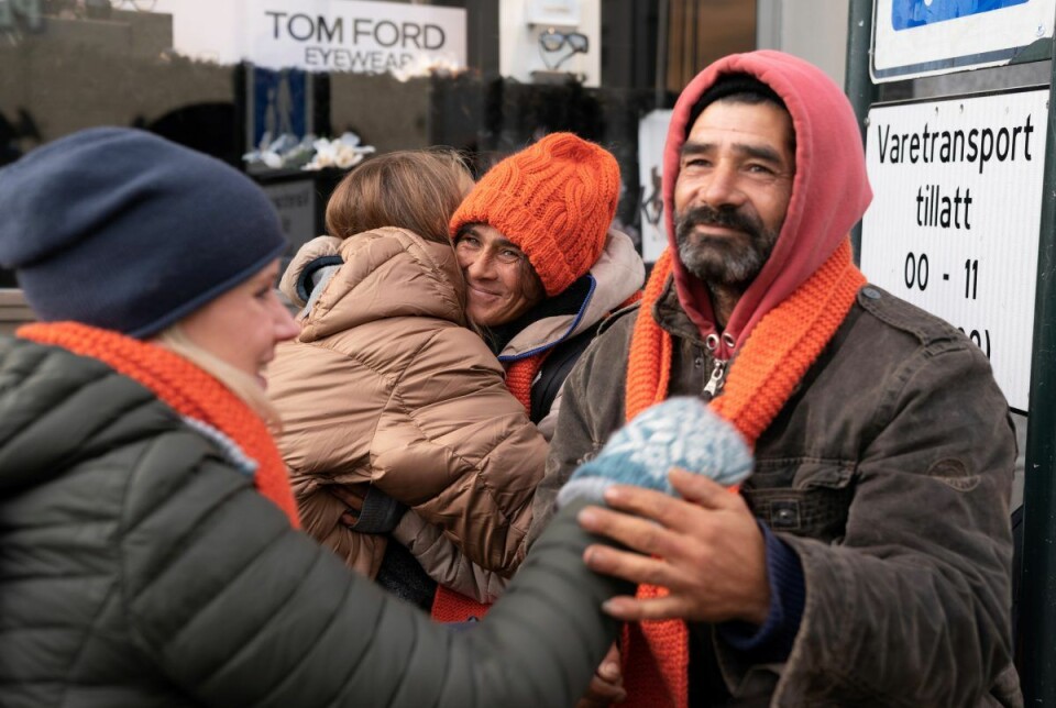 � Det oransje skjerfet er til mennesker som fryser, til mennesker som vil vise sin solidaritet med mennesker som fryser og som opplever utenforskap, og til mennesker som vil vise sitt ønske om et varmere og mer inkluderende samfunn. Foto: Torstein Ihle / Kirkens Bymisjon