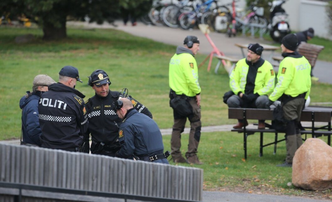 Politiet på plass ved Sinsen der det skal ha vært et høyreekstremt arrangement. 40-50 motdemonstranter var også ved stedet. Foto: Ørn E. Borgen / NTB scanpix Politiet på plass ved Sinsen der det skal ha vært et høyreekstremt arrangement. 40-50 motdemonstranter var også ved stedet. Foto: Ørn E. Borgen / NTB scanpix