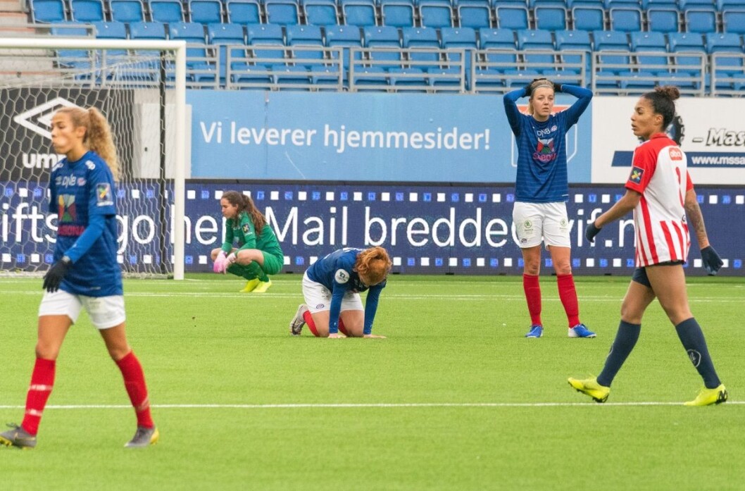 Vålerenga-jentene depper etter ha gitt bort seieren mot Avaldsnes med det siste sparket på ballen lørdag. Foto: Bjørnar Morønning Vålerenga-jentene depper etter ha gitt bort seieren mot Avaldsnes med det siste sparket på ballen lørdag. Foto: Bjørnar Morønning