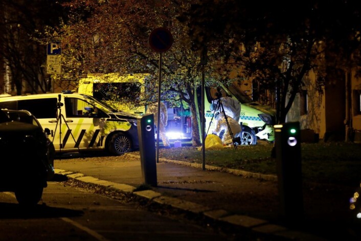 Ambulansen ble til slutt presset av veien og kolliderte inn i portrommet ved en bygård på Torshov. Foto: Stian Lysberg Solum / NTB scanpix Ambulansen ble til slutt presset av veien og kolliderte inn i portrommet ved en bygård på Torshov. Foto: Stian Lysberg Solum / NTB scanpix