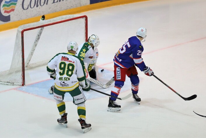 Colin Spaberg Olsen er nære på å styre pucken inn i første periode. Foto: André Kjernsli Colin Spaberg Olsen er nære på å styre pucken inn i første periode. Foto: André Kjernsli