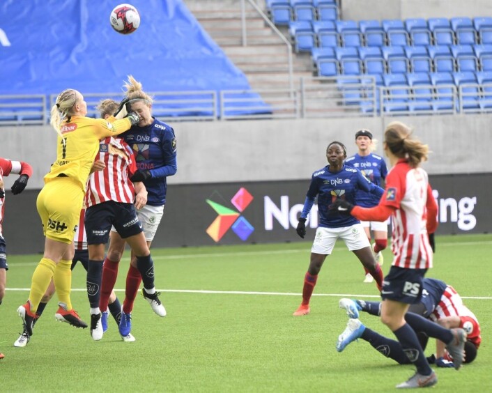 Til tider gikk det hardt for seg ute på kunstgresset på Intility lørdag. Her der det Maruschka Waldus som får seg en skikkelig trykk av Avaldsnes-keeper Louise Högrell. Foto: Christian Boger Til tider gikk det hardt for seg ute på kunstgresset på Intility lørdag. Her der det Maruschka Waldus som får seg en skikkelig trykk av Avaldsnes-keeper Louise Högrell. Foto: Christian Boger