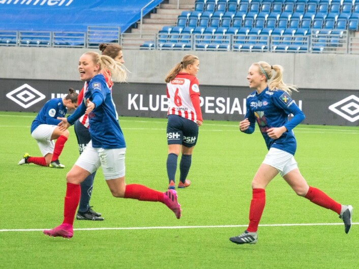 Victoria Ludvigsen jubler for målet hun trodde sikret Vålerenga-jentene seriesølvet. Slik ble det ikke. Nå Må VIF avgjøre borte mot Arna Bjørnar om to uker. Foto: Bjørnar Morønning Victoria Ludvigsen jubler for målet hun trodde sikret Vålerenga-jentene seriesølvet. Slik ble det ikke. Nå Må VIF avgjøre borte mot Arna Bjørnar om to uker. Foto: Bjørnar Morønning