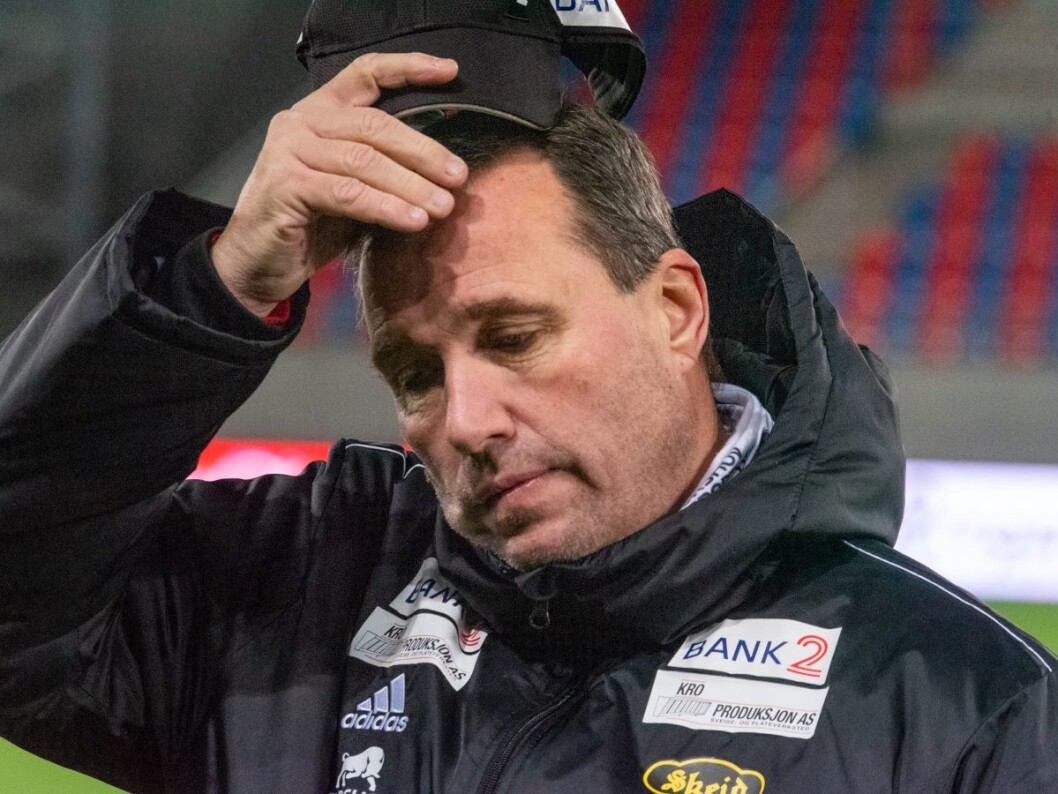Hvordan var dette mulig? Skuffelse og fortvilelse står å lese i ansiktet til Skeid-trener Tom Nordlie etter baklengsmål på overtid. Foto: Bjørnar Morønning Hvordan var dette mulig? Skuffelse og fortvilelse står å lese i ansiktet til Skeid-trener Tom Nordlie etter baklengsmål på overtid. Foto: Bjørnar Morønning