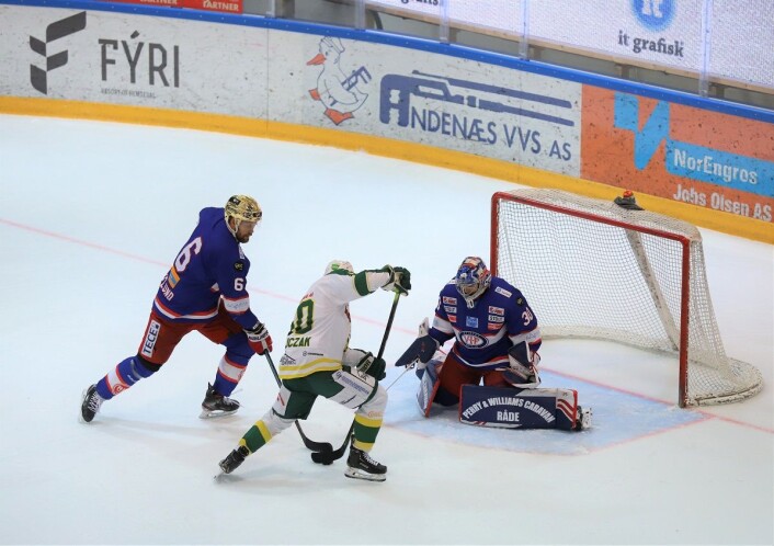 MS var ikke ufarlige i kveld, her er Steffen Ratejczak farlig frempå. Foto: André Kjernsli MS var ikke ufarlige i kveld, her er Steffen Ratejczak farlig frempå. Foto: André Kjernsli