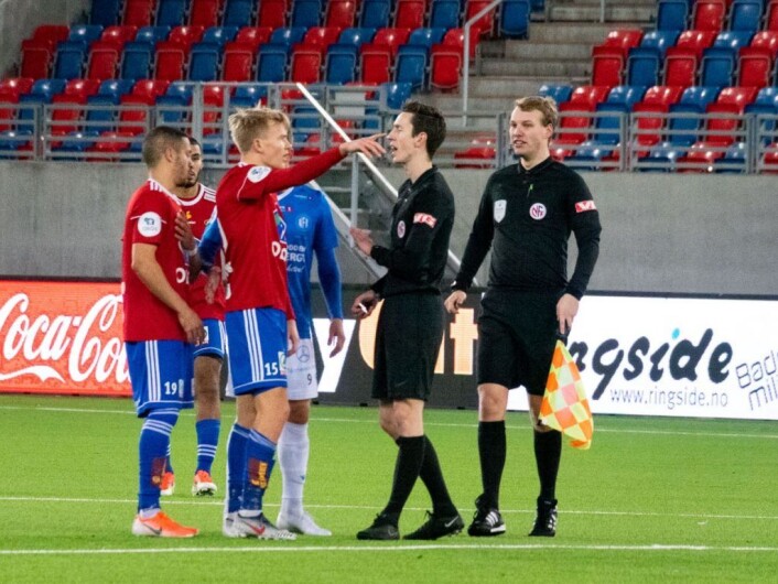 Dommer Sivert Amland forsøker å forklare Skeids Simen Hestnes hvorfor hands bare er straffbart noen ganger. Foto: Bjørnar Morønning Dommer Sivert Amland forsøker å forklare Skeids Simen Hestnes hvorfor hands bare er straffbart noen ganger. Foto: Bjørnar Morønning