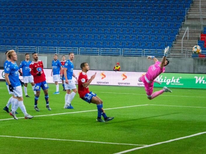 Johnny Buduson sender Skeid i ledelsen etter 18 minutter. Foto: Bjørnar Morønning Johnny Buduson sender Skeid i ledelsen etter 18 minutter. Foto: Bjørnar Morønning