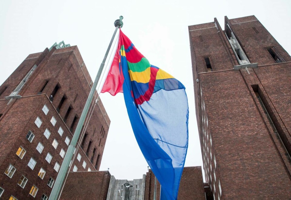 Det samiske flagget blir heist på samefolkets dag, 6. februar hvert år, ved Oslo rådhus. Nå har Ap/SV/MDG-byrådet slått fast at Oslo bør få et offisielt samisk navn. Foto: Terje Pedersen / NTB scanpix