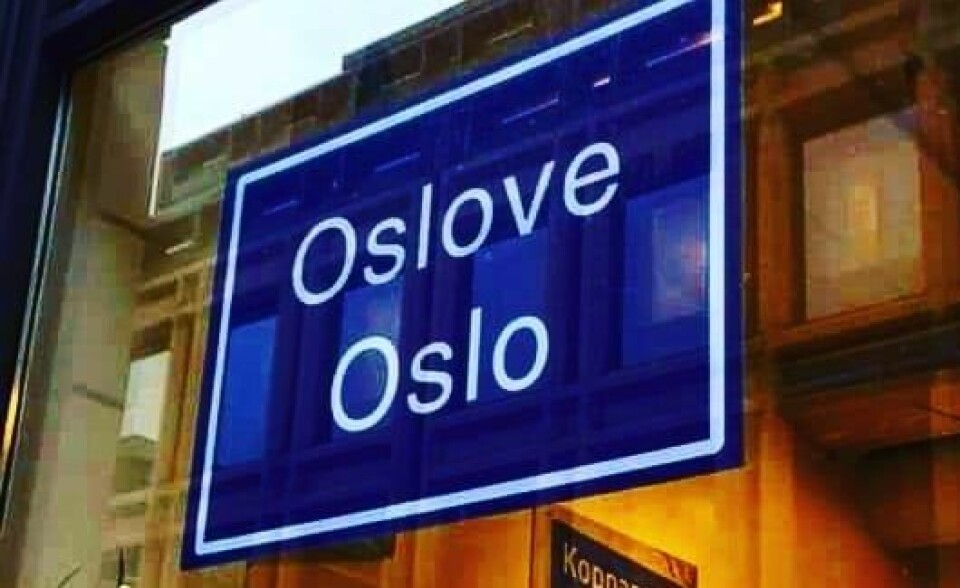 Skiltet 'Oslove Oslo' henger i Samisk Hus i landets hovedstad. Foto: Samisk Hus