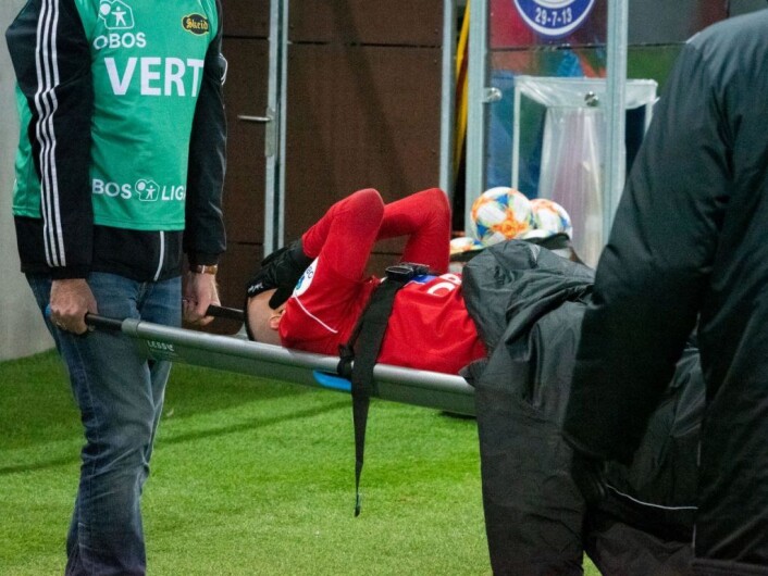 Mesut Can ble skadet på overtid. Ut på båre. Trist for Can og trist for klubben. Foto: Bjørnar Morønning Mesut Can ble skadet på overtid. Ut på båre. Trist for Can og trist for klubben. Foto: Bjørnar Morønning