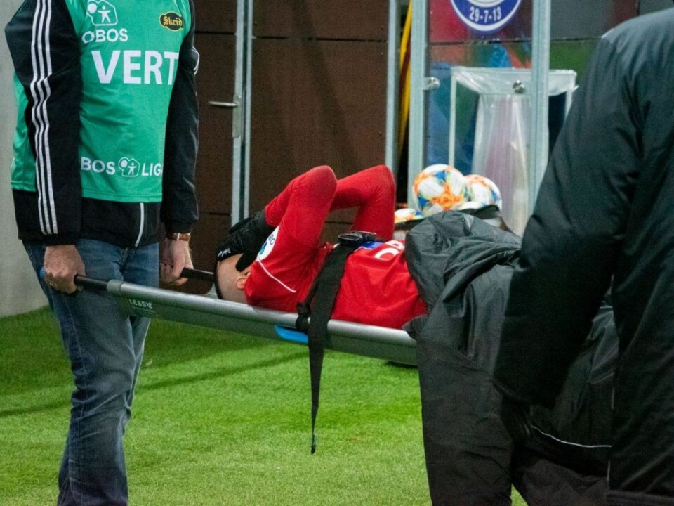 Mesut Can ble skadet på overtid. Ut på båre. Trist for Can og trist for klubben. Foto: Bjørnar Morønning